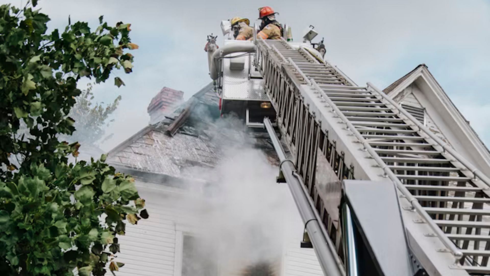 Sarah Mitchell set fire to the home to cover her tracks (Image via Unsplash/ @Courtney Wentz)